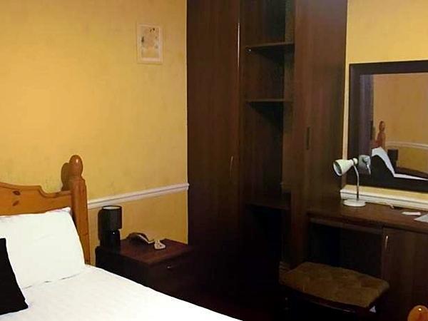 The Pines Guest Accommodation Chippenham  Dış mekan fotoğraf